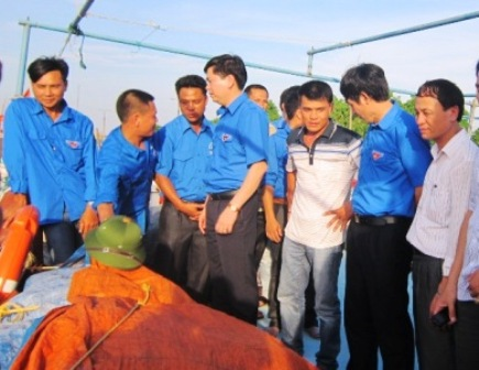 Fishermen receive books on law on the sea